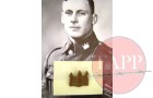 CSM Biggs wearing a similiar collar badge